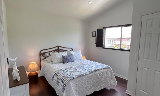 Freeport Cabin | Wahoo Cabin: Pet-Friendly Getaway with Lake Views and Spa