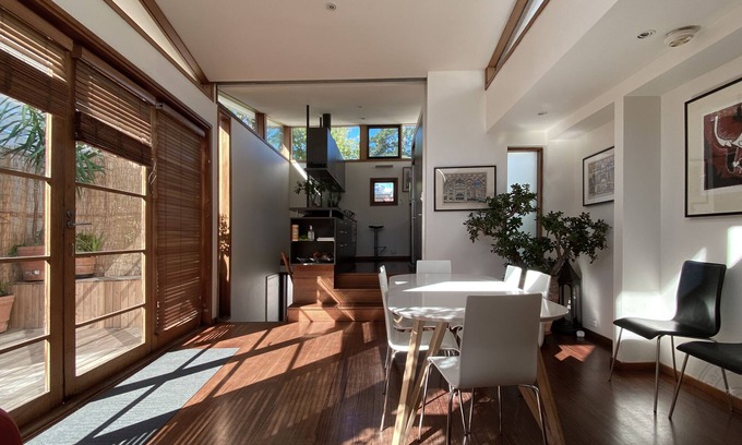 Carlton House | Pet-Friendly Wahroonga in Central Carlton - Rated 10/10!
