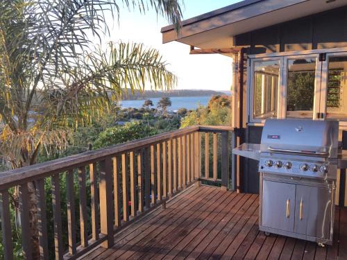 Surfdale House | Scenic Waiheke Island Oneroa with Ocean Views & Family Comfort