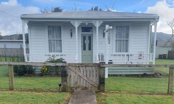 Waihi Cottage | Waihi Cottage: Family-Friendly Retreat with Breakfast & Kitchen