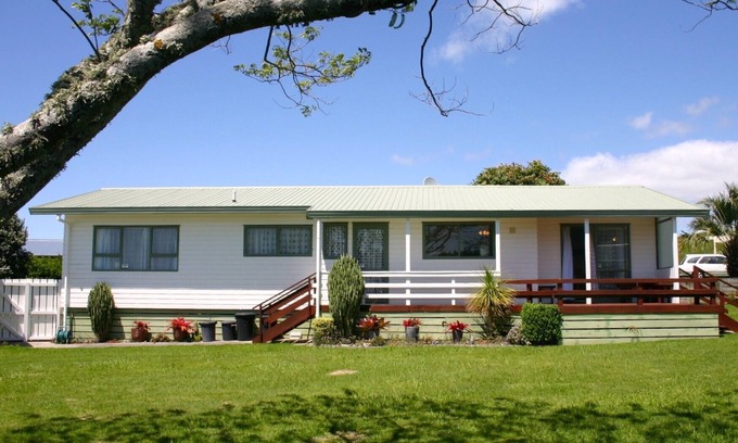 Waihi Beach Cottage | Waihi Getaway: Oceanfront Holiday Home at Waihi Beach