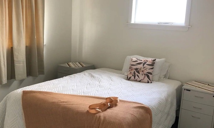Hamilton House | Cozy Three-Bedroom House Near Waikato Hospital