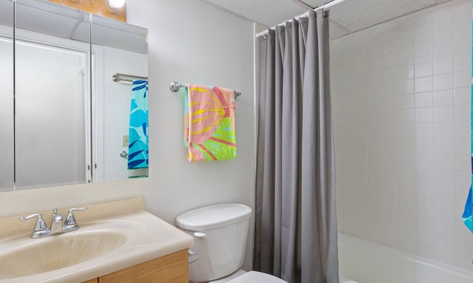 McCully - Moiliili House | Modern Waikiki 2 Bedroom Apartment - Steps to Beach & Park
