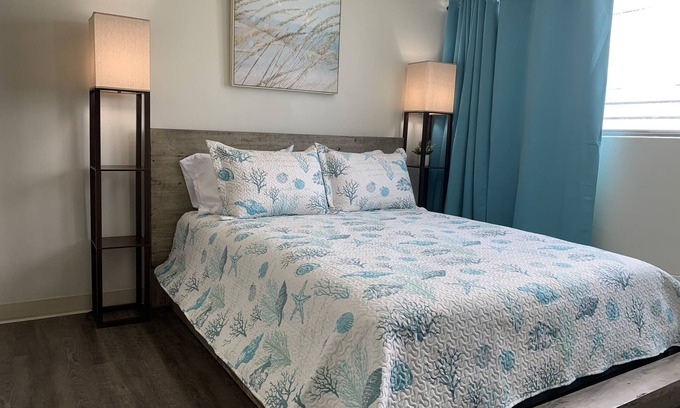 McCully - Moiliili Apartment | Oceanfront Waikiki Apartment with Pool & Parking for 5