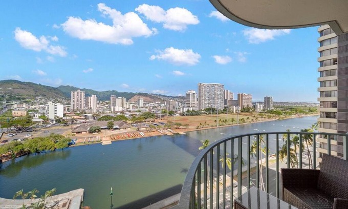 McCully - Moiliili Apartment | Experience Waikiki Beach Golden Holiday with Ocean Views