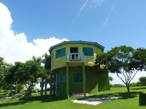 Treasure Beach House | Cozy Waikiki Guest House with Private Beach Access