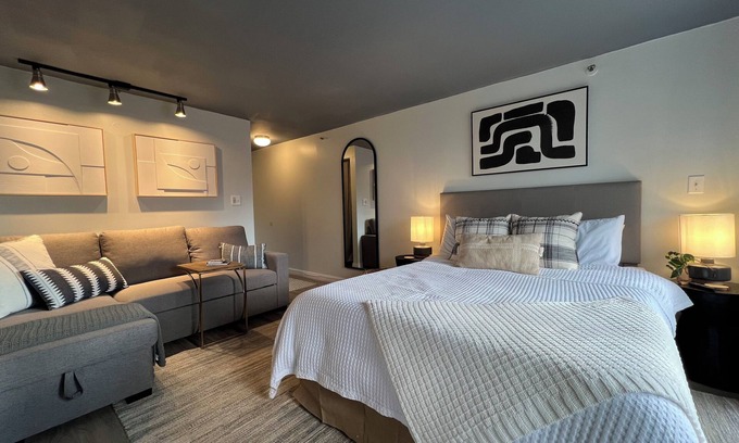 Waikiki Condo | Waikiki Studio- Walk to the Beach!