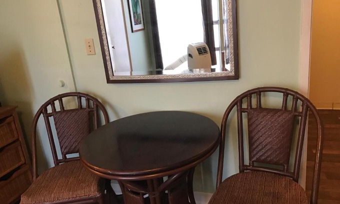 Waikiki Apartment | Guest Rated 10/10 at Waikiki Whale Watcher Apts 304A