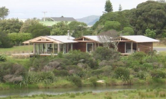 Whangapoua House | Riverside Retreat: Guest Rated 9.8 with Ocean Views