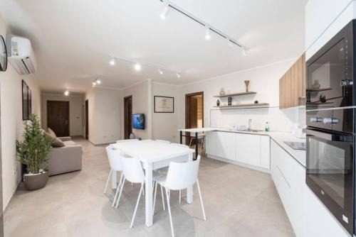 Ta' Xbiex Apartment | Idyllic Wait and Sea: 4-Star Retreat with Great Reviews