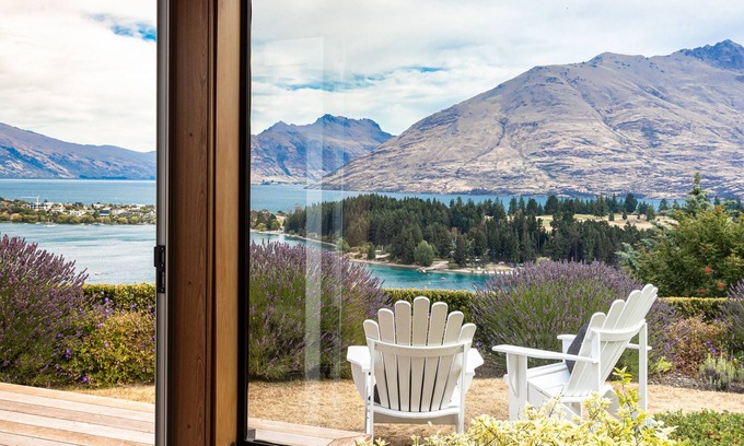 Queenstown House | Discover Wakatipu Gem: Lakehouse with Hot Tub & Views