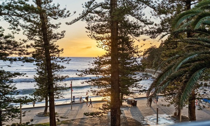 Manly Apartment | Wake to Waves, Elegant Beachfront Apartment