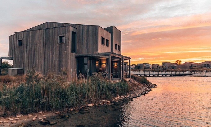 Ouddorp Cabin | Wake up at the beach with the luxury & service of a hotel.