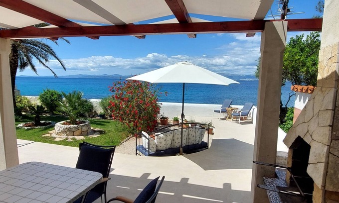 Cove Makarac (Milna) Apartment | Wake Up to Ocean Sounds and Dive into Crystal Clear Waters
