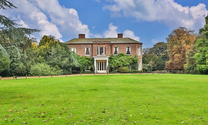 Alkborough House | Discover Delightful Retreats at Walcot Hall with Spa & Pool