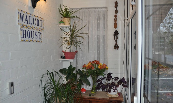 New Forest District House | Walcot House: Family-Friendly Stay with Breakfast Included
