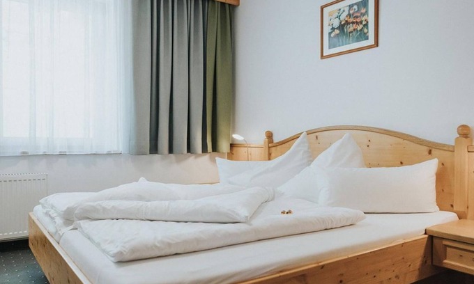 Sankt Veit im Pongau Apartment | Charming Waldblick Double Room with Spa and Pool Access