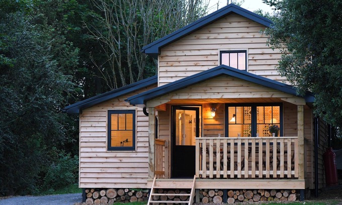 Llantwit Major Cottage | WALDEN LODGE, family friendly, with open fire in Llantwit Major