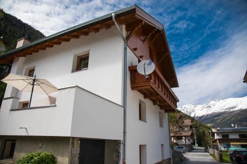 Feichten Apartment | Waldhäusl: Family-Friendly Retreat with Pool & Kitchen