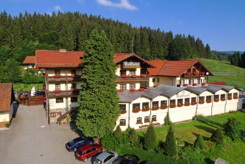 Regenhutte Hotel | Relax at Waldhotel Seebachschleife with Pool & Ocean Views