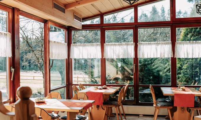 Bad Griesbach im Rottal Hotel | Waldpension Jägerstüberl: Family-Friendly Retreat with Hot Tub