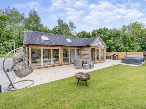 Kingstone House | Top-Rated Walford Lodge with Hot Tub & Kid-Friendly Amenities