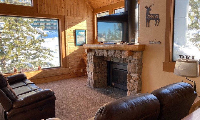 Tahoe Village Condo | Convenient Access to Slopes & Relaxing Hot Tub Awaits!