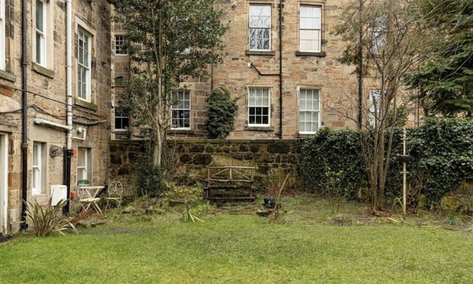 Kelvinbridge Apartment | Conveniently Located Cosy Flat with Pet-Friendly Amenities