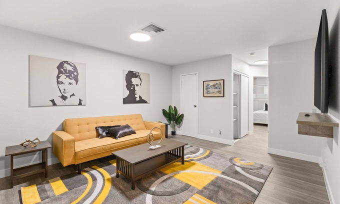 Downtown Las Vegas Apartment | Walk Downtown Las Vegas 875 sf 2BR/1BA Fremont Arts District & 8Min to The Strip