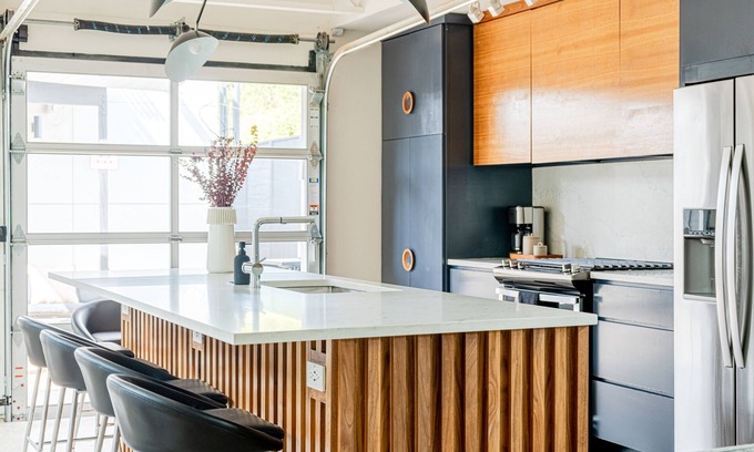 Waller Creek District House | Modern Downtown Retreat with Pool & Spa - Guest Rated 9.8