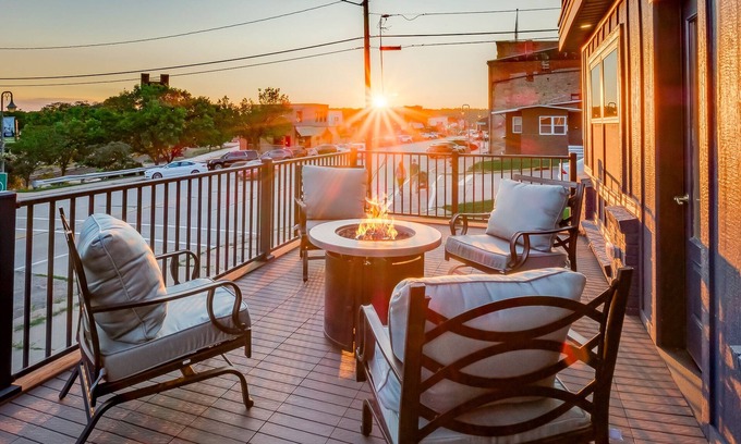 Prescott Condo | Exquisite 3BR Retreat with Deck & Pool Near Downtown