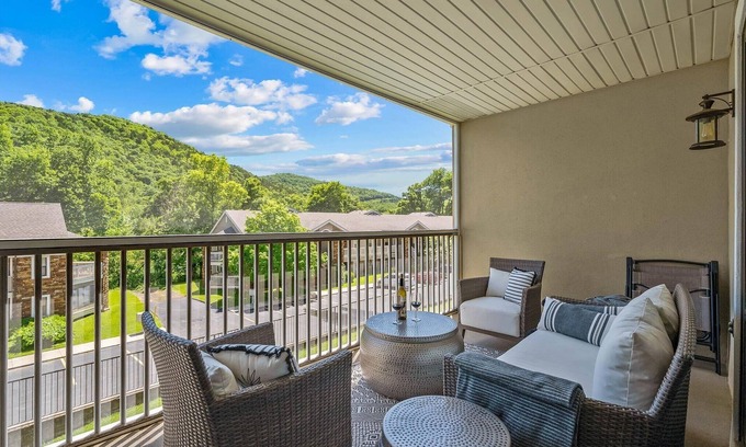 Table Rock Condo | Accessible Golf Retreat with Pools, Pickleball & Spa