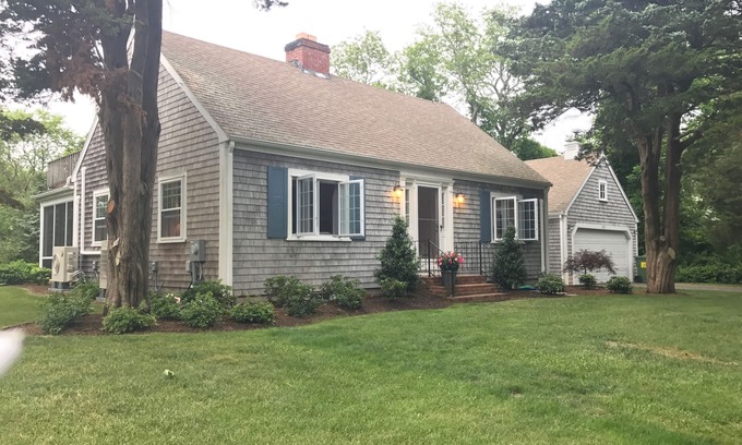 Brewster House | Beachside Retreat: 3 Bedrooms with Pool and Bay Views