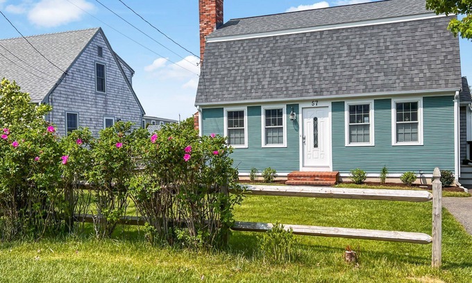 Sandwich House | Walk to beach, AC & WIFI, close to Cape Cod Canal