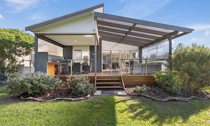 Venus Bay House | Pet-Friendly Haven: Steps to Beach & Shops, Rated 9.6/10