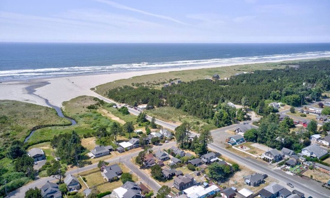 Ocean Park House | Beachside Bungalows with Fire Pit and BBQ Amenities