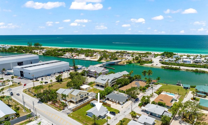 Laurel House | Beautifully Renovated Beach Home with Ocean View & Hot Tub