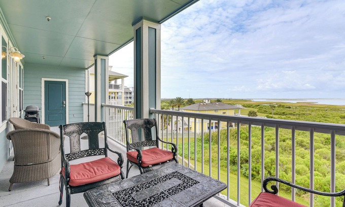 Galveston Condo | Walk to Beach: Condo w/Bay View in Galveston