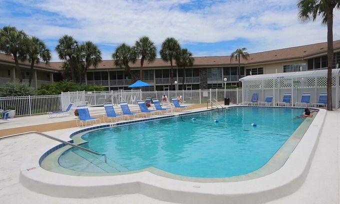 Saint Armands Key Condo | Oceanfront Kingston Arms 11-B Condo with Pool & Breakfast