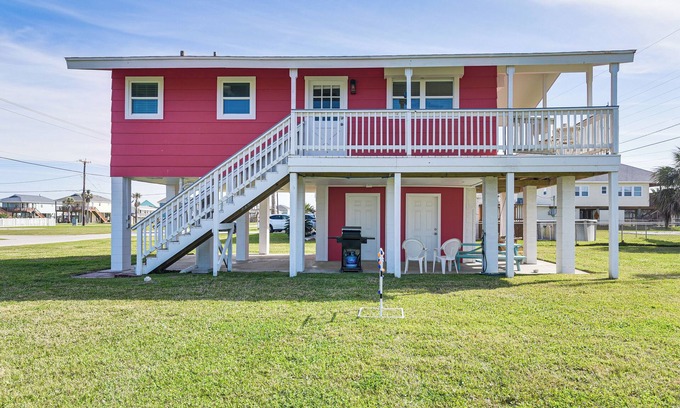 Galveston House | Walk to Beach: Galveston Home w/Patio & Balcony!