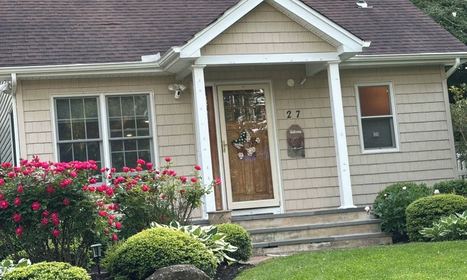 Baiting Hollow House | Walk to beach in this charming home with ac and wifi