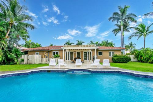 Hollywood Lakes House | Elegant 5BR Villa in Hollywood Lakes, Steps from the Beach