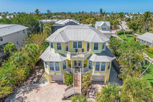 Captiva House | Relax at Coco Mango by AvantStay: Private Pool & Hot Tub