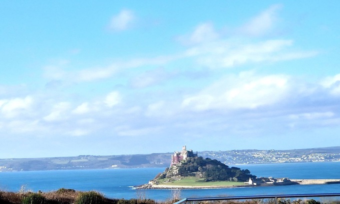 Marazion House | Walk to Beach - Sea View - Free Parking -Free WiFi