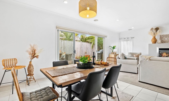 Torquay House | Salty Sage - Stylish Walk to Beach & Shops with Ocean View