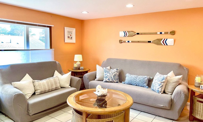 Dennis Port Condo | Walk to the Beach: Oceanfront Stay with Full Kitchen & AC