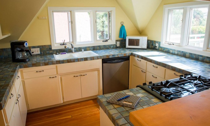 Seabright House | Experience Seabright Beach and Yacht Harbor Just Steps Away