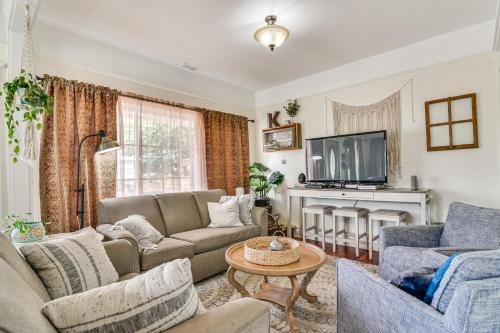 Scappoose House | Charming Scappoose Retreat with Spa and Hot Tub Access