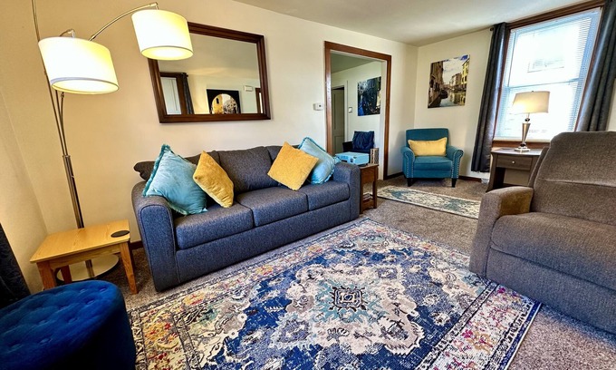 La Salle House | Ideal Retreat: Walk to Downtown, 10 Min from Starved Rock!