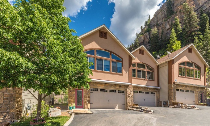 Ouray House | Walk to Downtown & Enjoy Ouray Hot Springs - Family Townhome